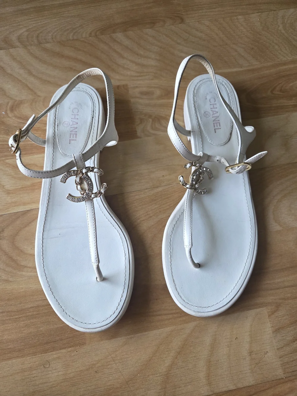 CHANEL White Leather Crystal CC Logo Chain T-Strap Flat Thong Sandals 37.5 C
